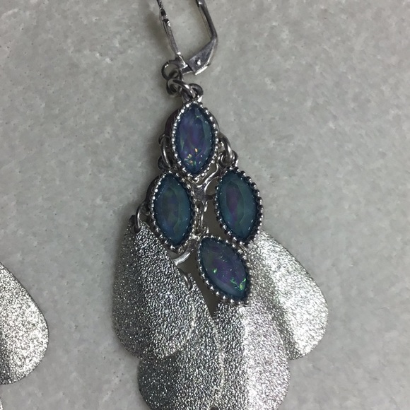 Silver and blue dangling earrings - Picture 3 of 3
